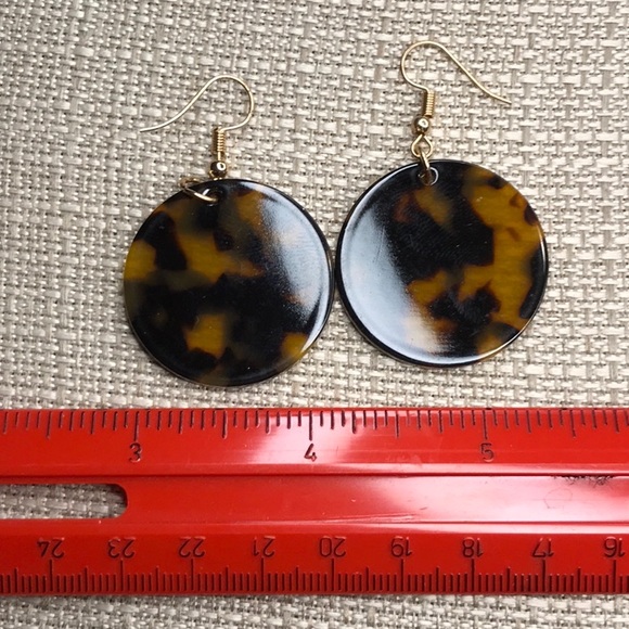 Tortoise shell acrylic round disk earrings *NEW* - Picture 2 of 3